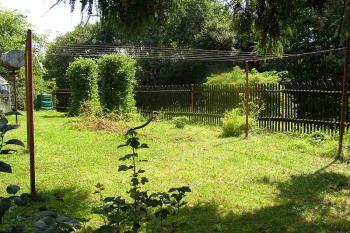 Nejzašší prostor tvrziště, kde byly nalezeny základy starší stavby (© Jan P. Štěpánek 2005)