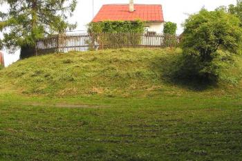 Pohled na pahorek tvrze od jihu (© Jan P. Štěpánek 2005)