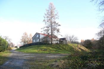 celkový pohled na pahorek doberské tvrze od jihozápadu ( © Jan P. Štěpánek 11/2009)