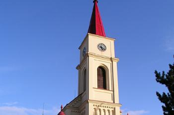 Čelo kostela ( © Roman Řezáč 09/2004)
