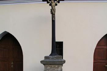 Kříž před kaplí ( © Roman Řezáč 09/2004)