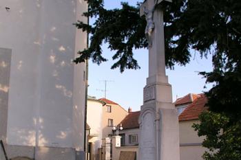 Kříž u kostela ( © Roman Řezáč 09/2004)