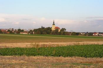 Pohled ze silnice od Střelic ( © Roman Řezáč 09/2004)