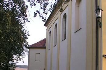 Kostel a navazující hřbitov ( © Roman Řezáč 09/2004)