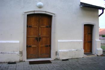 Vstupní portál ( © Roman Řezáč 09/2004)