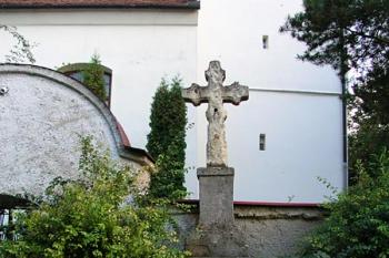 Kříž u kostela ( © Roman Řezáč 09/2004)