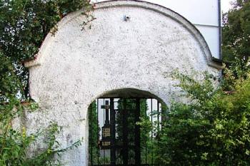 Vstupní branka ( © Roman Řezáč 09/2004)