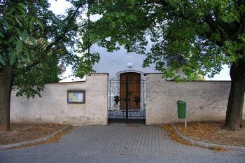 Vstupní branka ( © Roman Řezáč 09/2004)