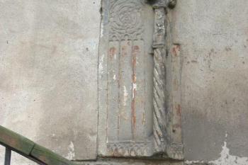 Detail z kostelní stěny (© de ardoise,08/2007)