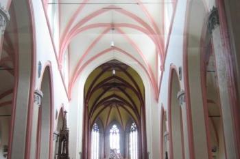 Pohled lodí k oltáři (© de ardoise, 08/2007)