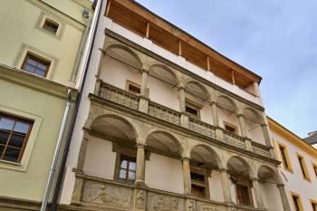 uliční arkádové průčelí domu (© Jan P. Štěpánek  04/2024)