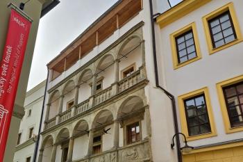 uliční arkádové průčelí domu (© Jan P. Štěpánek  04/2024)