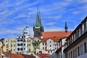 Pohled na dominanty Chrudimi - farní kostel a Mydlářovský dům z Havlíčkovy ulice (© Jan P. Štěpánek  05/2024)