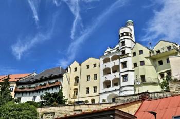 pohled ze Soukenické ulice na frontu domů v Břetislavově ulici  (© Jan P. Štěpánek  05/2024)