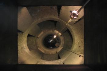 Pohled do studny ukryté v interiéru domu (© de ardoise, 08/2007)