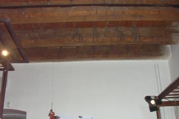 dřevěný strop v patře (© Karel Husák, 05/2010)