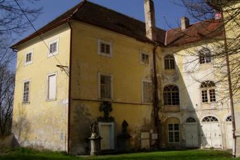 Vstupní průčelí zámku (© Lukáš Pechánek, 04/2010)