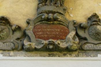 Detail kamenické práce nad portálem (© Lukáš Pechánek, 04/2010)