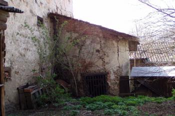 Domnělý zbytek tvrze při sýpce (© Lukáš Pechánek, 04/2010)