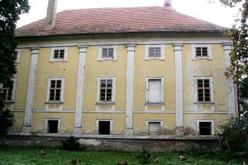 vnější průčelí severního křídla ( © Pavel Zany Komárek 25/9/2004)