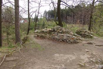 Zbytek hranolové věže na východní straně jádra ( © Roman Řezáč 04/2005)