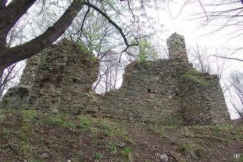 Zeď s opěráky na jihozápadě ( © Roman Řezáč 04/2005)