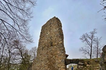 Vysoký střep obvodové hradby a branka do jádra hradu (© Jan P. Štěpánek  04/2024)