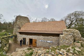 nádvorní strana obnoveného paláce (© Jan P. Štěpánek  04/2024)