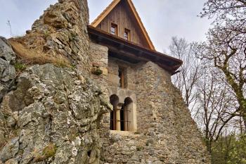 zadní štít obnoveného hradního paláce (© Jan P. Štěpánek  04/2024)