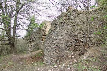 Zeď s opěráky na jihozápadě ( © Roman Řezáč 04/2005)