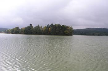 Pohled na poloostrov s tvrzí v Bohdalovském rybníku ( © Roman Řezáč 09/2004)