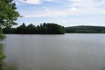 pohled na poloostrov s tvrzištěm od severu (© D Dohňanský, 07/2015)