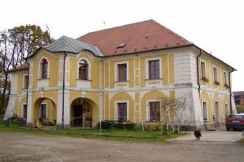 Zámek z prostoru dvora (© Lukáš Pechánek, 10/2010)