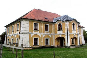 vstupní průčelí ( © Pavel Zany Komárek 25/9/2004)