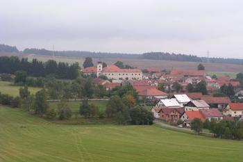 Pohled na obec se zámkem ( © Roman Řezáč 09/2004)