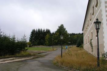 Opuštěný zámek ( © Roman Řezáč 09/2004)