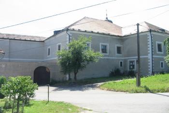 Nejstarší sev. křídlo je pozůstatkem původní tvrze (© D Dohňanský, 07/2015)
