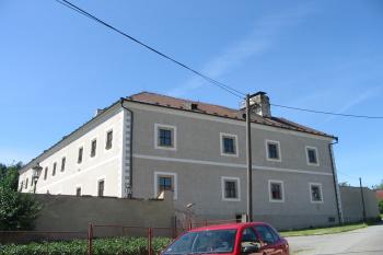 jižní nároží zámku tvořené již. křídlem /vlevo/ a vých. křídlem /vpravo/ (© D Dohňanský, 07/2015)