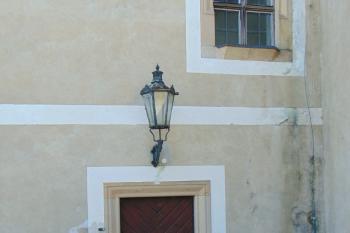Portál a okenní ostění v sev. křídle (© Dušan Dohňanský  04/2022)