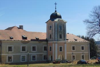 Čelní západní průčelí (© Dušan Dohňanský  04/2022)