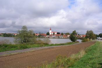 Celkový pohled na Bohdalov s kostelem ( © Roman Řezáč 09/2004)