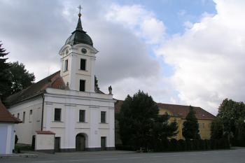 Celkový pohled, vpravo zámek Moravec ( © Roman Řezáč 09/2004)