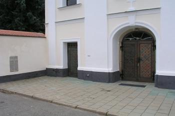 Vstupní portál ( © Roman Řezáč 09/2004)