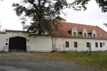 Přilehlé budovy, v pozadí věž ( © Roman Řezáč 09/2004)