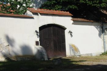 detailu vjezdu do zámeckého areálu na jz. (© D Dohňanský, 07/2015)