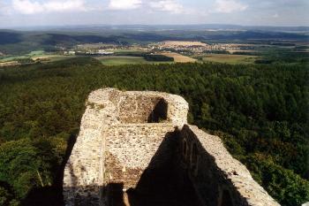 Výhled z věže na východ, v pozadí Štáhlavy (© Jiří Cukr, 08/2000)