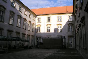 Nádvoří paláce ( © Roman Řezáč 09/2004)