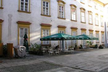Nádvoří paláce s kavárnou ( © Roman Řezáč 09/2004)