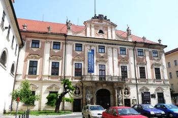 západní, vstupní průčelí Místodržitelského paláce ( © Jan P. Štěpánek 06/2008)