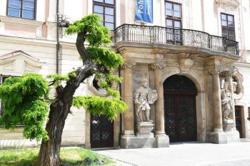 barokní vstupní portál paláce ( © Jan P. Štěpánek 06/2008)